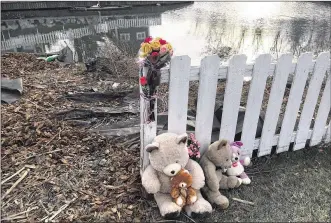  ?? CHUCK HAMLIN / STAFF ?? On Monday, a makeshift memorial sits along the fence in Sugarcreek Twp. where Samantha Botts’ car entered a residentia­l pond. Botts, 27 and 8 months pregnant, was killed.