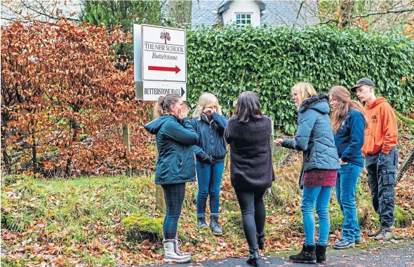  ?? Picture: Steve Macdougall. ?? Distraught parents try to comfort each other outside the school yesterday just hours before it closed for good.