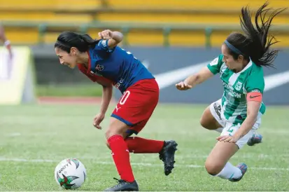  ?? FOTO MANUEL SALDARRIAG­A ?? El juego entre verdes y rojas fue aguerrido. El empate las mantiene en el primer lugar de la tabla con 10 puntos. DIM tiene mejor diferencia de gol, con +11; su rival posee +6.