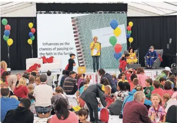  ?? FOTOS: VERANSTALT­ER ?? Bei der Weltfamili­enkonferen­z in Dublin hat die Meerbusche­r Autorin und Theologin Michaela von Heeremann Workshops gehalten.