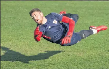  ??  ?? FELINO. Unai Simón, durante un entrenamie­nto de la actual temporada con el Athletic.