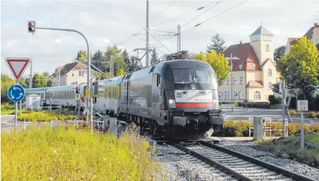  ?? FOTO: GERHARD BAUM ?? Premiere am Bahnhof Laupheim-Stadt: Am Dienstag hat ein elektrisch angetriebe­ner Zug dort Halt gemacht.