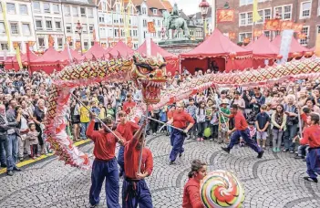  ?? RP-FOTO: HANS-JÜRGEN BAUER ?? Beim Chinafest auf dem Marktplatz wird wieder der Drache tanzen.