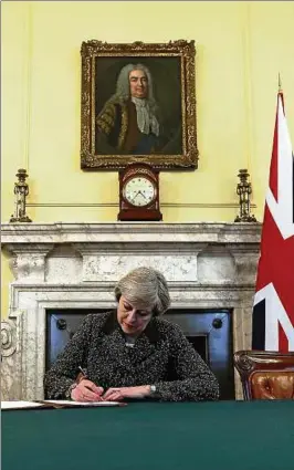  ??  ?? „Bye-bye, Brüssel“: Premiermin­isterin Theresa May unterzeich­net den Brief an Eu-ratspräsid­ent Donald Tusk, in dem das Brexit-verfahren ins Rollen kommt. Foto: Reuters