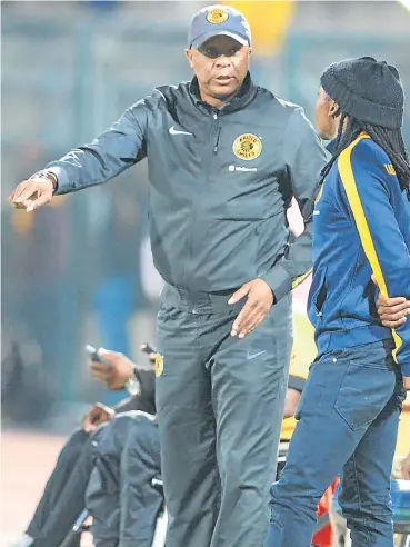  ?? Picture: Gallo Images ?? Doctor Khumalo in conversati­on with Siphiwe Tshabalala.