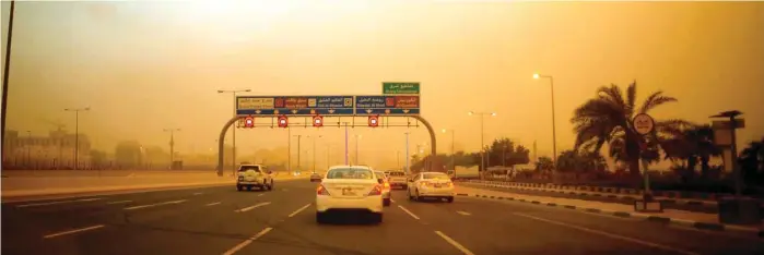  ?? PICTURE: Ram Chand ?? Dusty conditions were experience­d in Doha and other places yesterday.