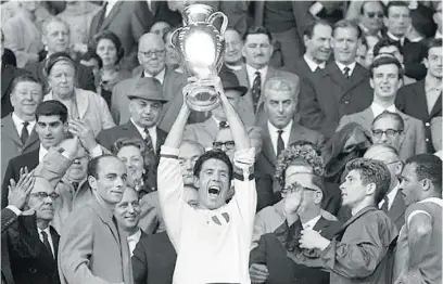  ?? UEFA ?? El Milan se proclamó campeón de la Copa de Europa en 1963 a costa del Benfica de Eusebio y Guttman