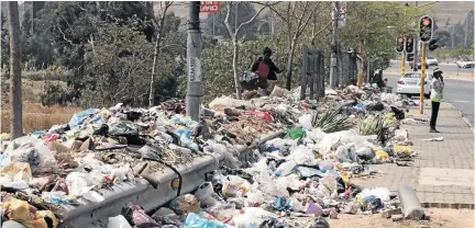  ?? / TSEPISO RAMOSELA ?? People have resorted to dumping in open areas in Soweto because Pikitup has been unable to collect refuse in the past few weeks.