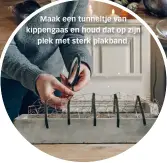  ??  ?? Maak een tunneltje van kippengaas en houd dat op zijn
plek met sterk plakband.