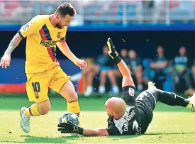  ??  ?? Lionel Messi le marcó su gol número 13 al Eibar. El argentino, que estuvo lesionado en el inicio de temporada, suma dos tantos en la Liga de España.