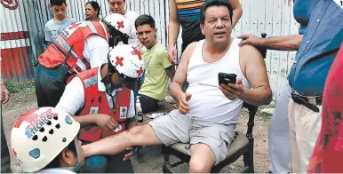  ?? FOTOS: A. PÉREZ/E. FLORES ?? 1. Martín Alvarado, de 50 años, sufrió una lesión en su rodilla al caerse tras huir de las llamas por la explosión de una cisterna de gasolina que impactó contra su propiedad. 1