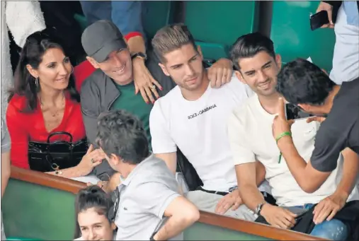  ??  ?? FAMILIA. Zinedine Zidane junto a su hijos Luca y Enzo (a la derecha de la imagen) y su mujer Véronique (a la izquierda).