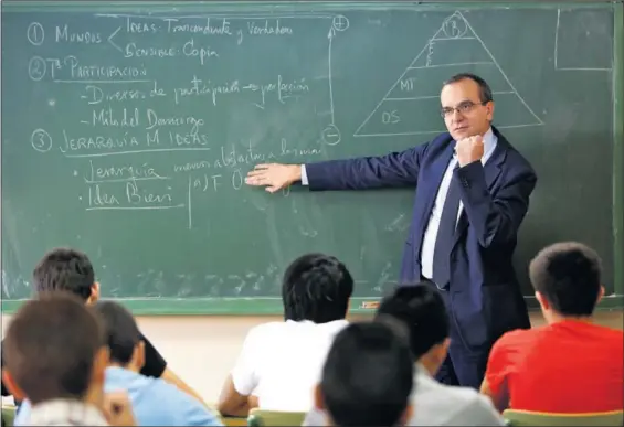  ?? / SAMUEL SÁNCHEZ ?? Un profesor imparte clase de Historia de la Filosofía en el instituto El Espinillo (Madrid).