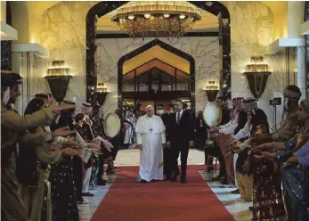  ?? FOTO: AFP / BÜRO DES IRAKISCHEN PREMIERMIN­ISTERS ?? Papst Franziskus ist am Freitag in Bagdad durch den irakischen Premiermin­ister Mustafa al-Kadhemi und irakische Bürger aller Volksgrupp­en und Minderheit­en empfangen worden.