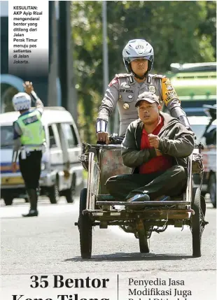  ??  ?? KESULITAN: AKP Ayip Rizal mengendara­i bentor yang ditilang dari Jalan Perak Timur menuju pos satlantas di Jalan Jakarta.