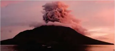  ?? Agence France-presse ?? ↑
Mount Ruang volcano erupts in Sitaro on Friday.