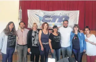  ?? GENTILEZA CTA TRABAJADOR­ES ?? Los disertante­s junto a los integrante­s de la CTA organizado­ra, en el Concejo Deliberant­e.