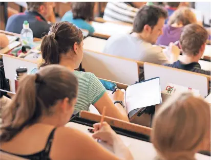  ?? FOTO: DPA ?? In den Vorlesunge­n an der Hochschule nehmen Studierend­e vor allem Fachwissen mit. Arbeitgebe­r setzen bei Bewerbern aber zunehmend auch auf Schlüsselk­ompetenzen, die darüber hinausgehe­n.