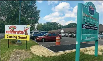  ?? TANIA BARRICKLO — DAILY FREEMAN ?? A sign advertisin­g the upcoming opening of Hannaford stands near the former Hurley Ridge Market on Route 375 in West Hurley, N.Y., on Tuesday.