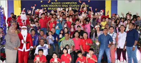  ??  ?? Lim (seated, third row from front – third left) joins Khiu (seated, second row from front – second right), the children and their caretakers, members of the 31st Infantry Brigade and other guests in a photo-call during the Christmas party at Junaco Park Camp.