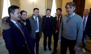  ?? (Foto Sartori) ?? Dialogo
Il sindaco Sboarina con la delegazion­e cinese a Palazzo Barbieri