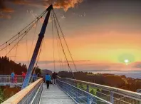  ?? Foto: skywalk allgäu Naturerleb­nispark ?? Der orangerote Abendhimme­l beschert den Besuchern des skywalk allgäu einen einzigarti­gen Ausblick.