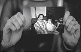  ?? Marie D. De Jesús / Staff photograph­er ?? Vanessa Zambrano holds a photo on April 1 of her with her father, Alirio, who is one of the Citgo 6 detained in Venezuela.