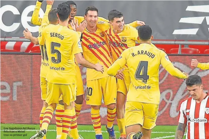  ??  ?? Los jugadores del Barça felicitan a Messi tras su primer gol