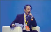  ??  ?? 中国汽车工业协会常务­副会长董扬主持互动沙­龙