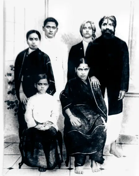  ?? ?? 1917: Subramania Bharati and his family. Seated (left to right) are Bharati’s daughter Sakuntala and his wife Chellamma. Standing (left to right) are his elder daughter Thangammal, friends Ramu and Vijayaragh­avan and the poet himself.