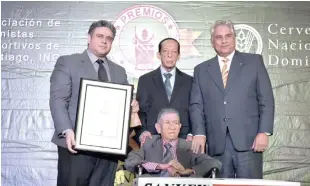  ??  ?? Juan Saint Hilaire, el mejor en prensa escrita, junto a su padre Domingo y el presidente de las Águilas Cibaeñas, Winston Llenas.