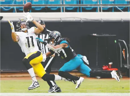  ?? MICHAEL REAVES/GETTY IMAGES ?? Canadian Chase Claypool of the Pittsburgh Steelers makes a catch as Chris Claybrooks of the Jacksonvil­le Jaguars defends during Sunday's game at TIAA Bank Field in Jacksonvil­le, Florida. Claypool, a rookie, has 10 touchdowns already this season