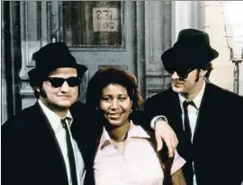  ?? SUNSET BOULEVARD / GETTY ?? La reina. Aretha Franklin entre els dos ‘germans’, a qui es va queixar perquè no volia vestir de cambrera