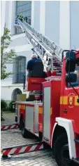  ?? Fotos: LBV/Rainer Munzert (1), Feuerwehr/Florian König (2) ?? Ein besonderer Einsatz (oben und unten rechts): Die Feuerwehr Dießen rettet Mauersegle­r am Marienmüns­ter. Mauersegle­r sind Flugkünstl­er, die die meiste Zeit ihres Lebens in der Luft verbringen.