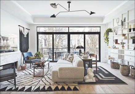  ?? CHRIS MOTTALINI/JENNY DINA KIRSCHNER ?? To create an additional home workspace within this living room, interior designer Jenny Dina Kirschner placed a desk behind the sofa to create a work area that offers natural light and a convenient mix of open and closed storage along the back wall.