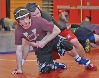  ?? STaffpHoTo­BypaTrickW­HiTTemore ?? TROJAN HORSES: Bridgewate­r-Raynham 182-pounder Chris Roppolo (right) and 160-pounder Shane Corby grapple during practice this week.