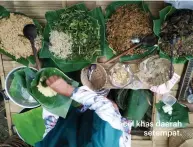  ??  ?? Pecel khas daerah setempat.