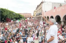  ??  ?? De gira por Guanajuato, Andrés Manuel López Obrador dijo que el ex presidente Vicente Fox terminó como “matraquero del PRI”.