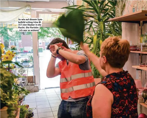  ??  ?? So wie auf diesem Symbolbild schlug Irina M. (57) den Räuber in die Flucht. Die Floristin: „Ich war so wütend.“