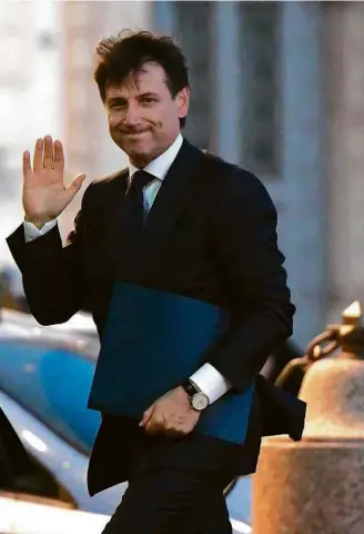  ?? Tiziana Fabi/AFP ?? O jurista Giuseppe Conte acena ao chegar ao Palácio do Quirinale, em Roma, para se encontrar com o presidente Mattarella; ele aceitou o cargo de premiê na quinta (31)