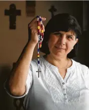  ?? Marie D. De Jesús / Houston Chronicle ?? Maria Esther Aguilera has been making Astros rosaries since Hurricane Harvey struck.