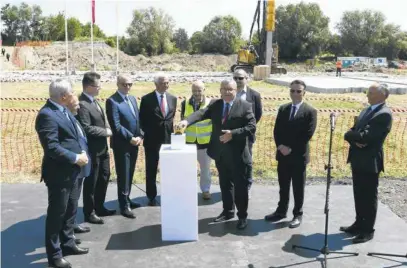  ??  ?? Minister Andrzej Adamczyk podczas rozpoczęci­a budowy południowe­j obwodnicy Warszawy wWawrze