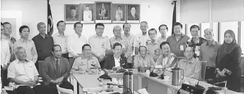  ??  ?? Dr Sim (seated, fourth left) and members of associatio­ns and representa­tives of local councils in a photo-call after the meeting.