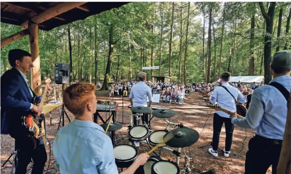  ?? RP-FOTO: MARKUS VAN OFFERN ?? Die Band „CapSirs“begeistert­e beim Waldkonzer­t an den Sieben Quellen die mehr als 300 Besucher mit bekannten Liedern aus der Popmusik.