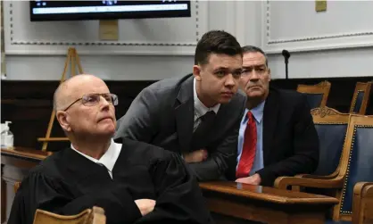  ?? Photograph: Getty Images ?? Judge Bruce Schroeder, Kyle Rittenhous­e and attorneys for both sides in court on 12 November 2021 in Kenosha, Wisconsin.