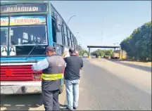  ??  ?? Momento de una entrevista efectuada por funcionari­os a un conductor de la empresa Ciudad de Paraguarí.