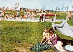  ??  ?? Dieses Foto mit seiner Mutter Franziska Lieb vom 12. August 1962 im Krumbacher Freibad schickte uns Werner Lieb aus Krumbach. „Man beachte den von meinem Va ter Anton Lieb gebauten Sonnenschu­tz“, schreibt er dazu.