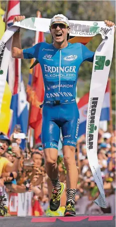  ?? FOTO: AP ?? Am Ziel aller Träume: Patrick Lange überquert als Erster die Ziellinie beim Ironman. Es ist der vierte deutsche Sieg auf Hawaii in Folge.