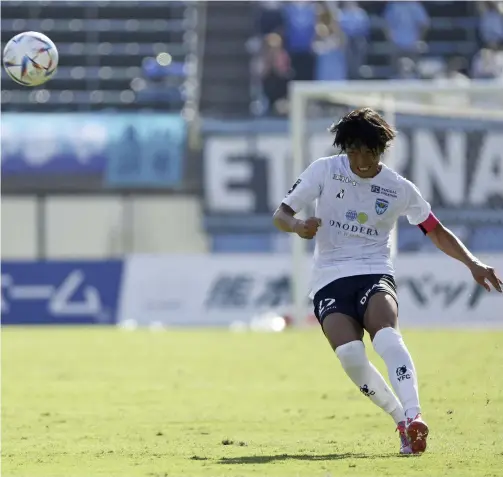  ?? Masaki Akizuki / The Yomiuri Shimbun ?? Shunsuke Nakamura takes a free kick during his last match as a profession­al soccer player at the Egao Kenko Stadium in Kumamoto City on Sunday.