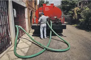  ?? JOSH HANER FOR THE NEW YORK TIMES ?? Residents of Mexico City's most parched neighborho­ods depend on ‘‘pipas,’’ tanker trucks that bring in water for a high price.